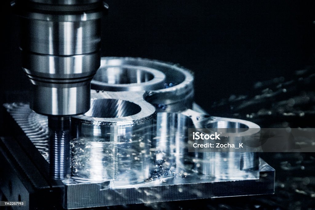 CNC milling machine is taking complex metal processing operations